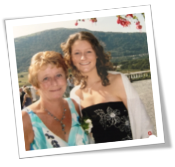A picture of Kelly Booth and her mum, who sadly passed away from pancreatic cancer
